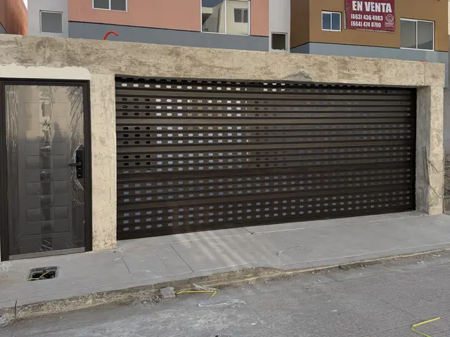 Cortina de acero perforada oscura en una casa