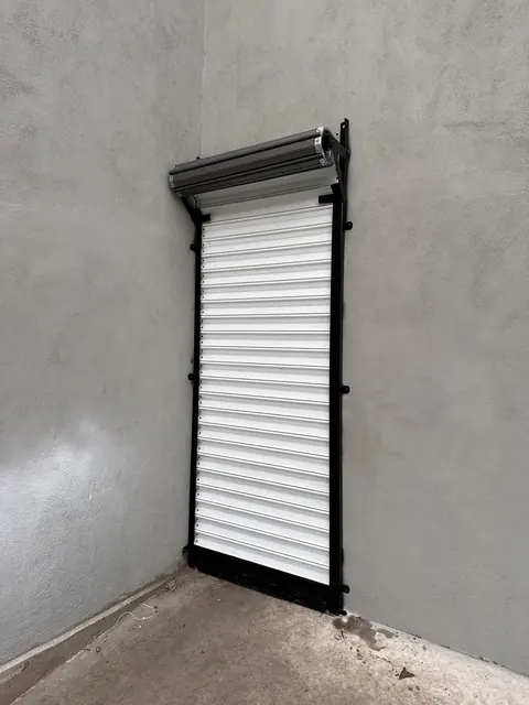 Cortina de acero blanca instalada en una pared