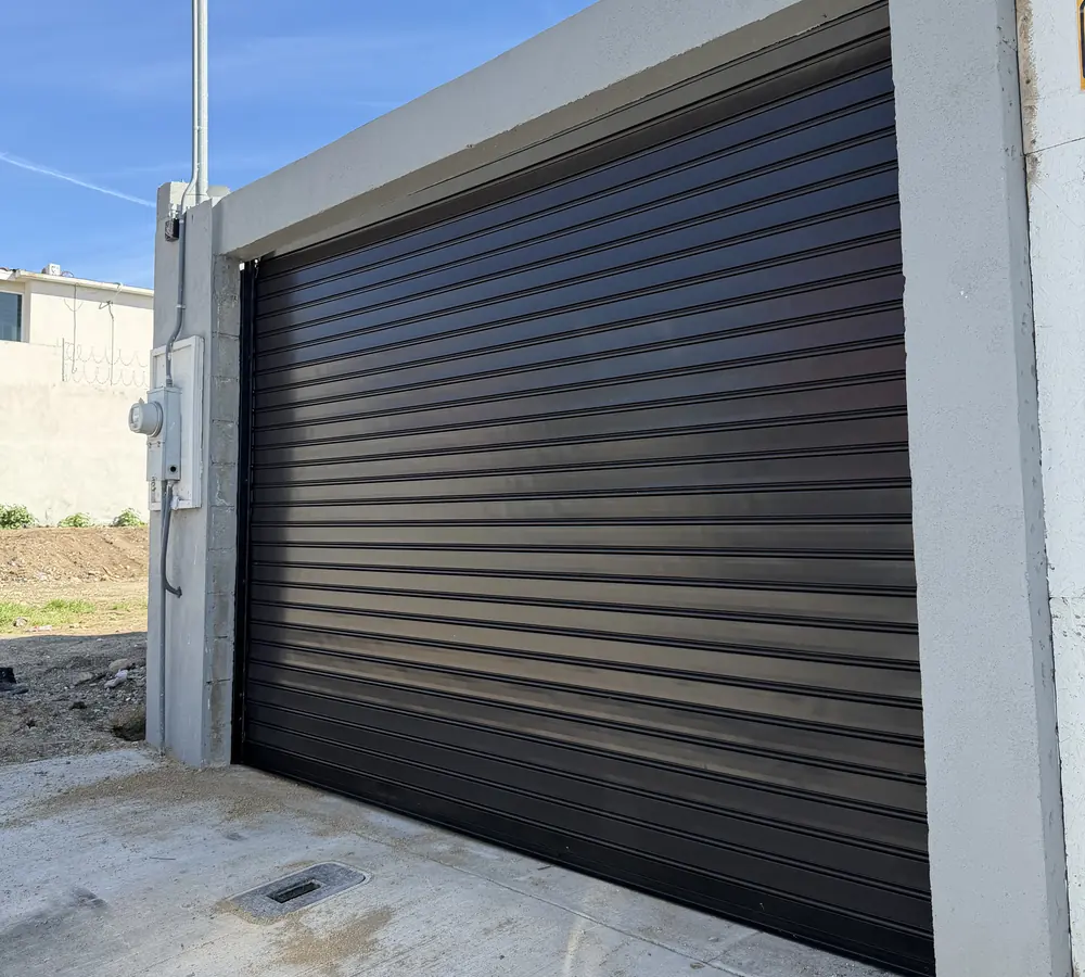 Cortina de acero modelo Europlano negra instalada en una casa